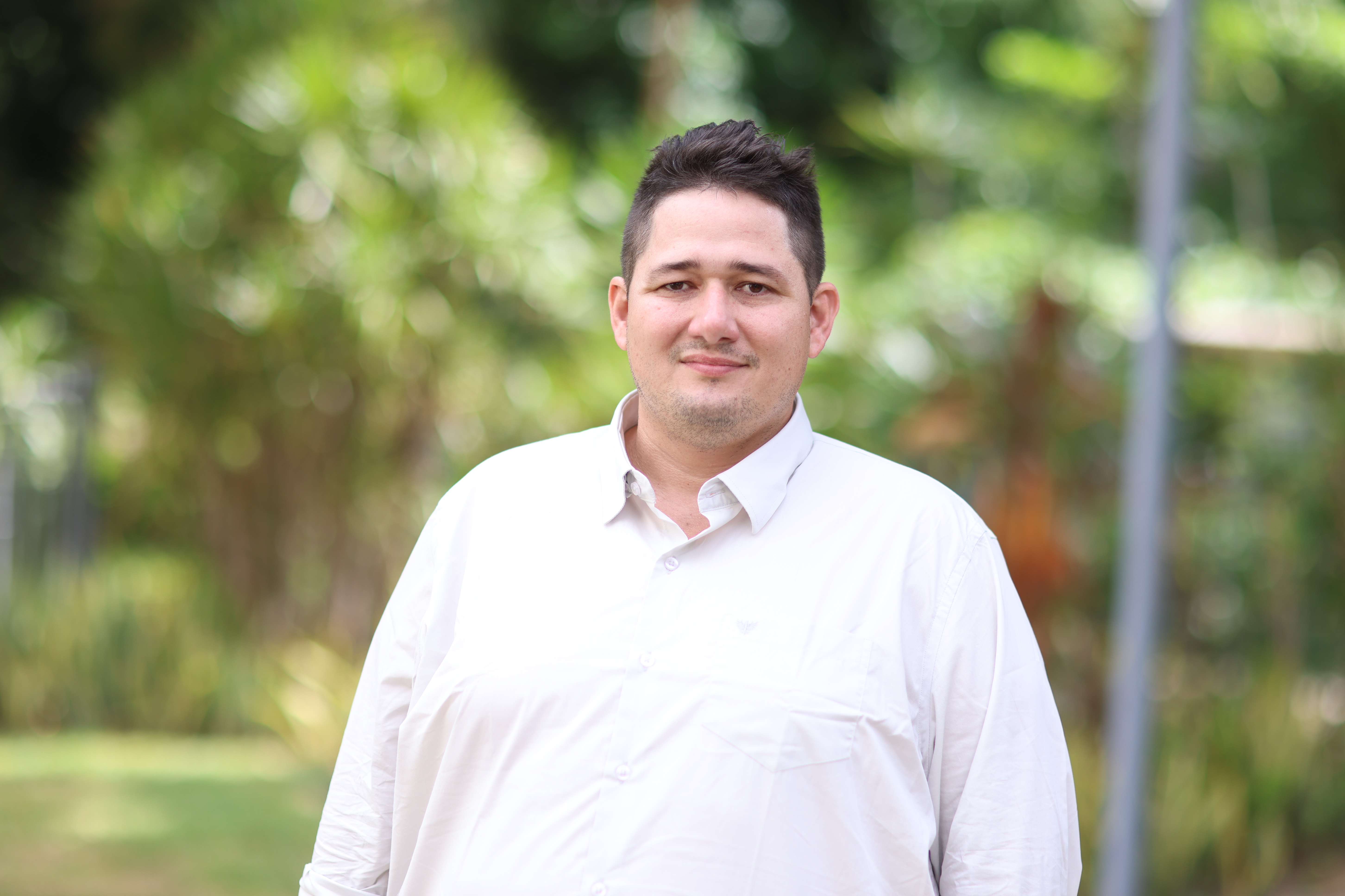 Alexandre Medeiros posa para a foto, ele está de camisa branca